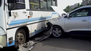 Bus and SUV involved in a traffic collision, representing serious bus accident injuries in Charleston.